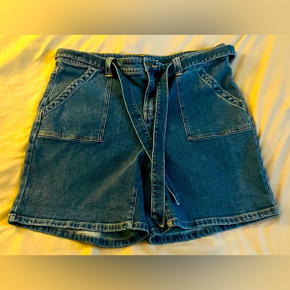 NWOT STYLE & CO Women’s Belted Denim Utility Shorts. Size: 14.